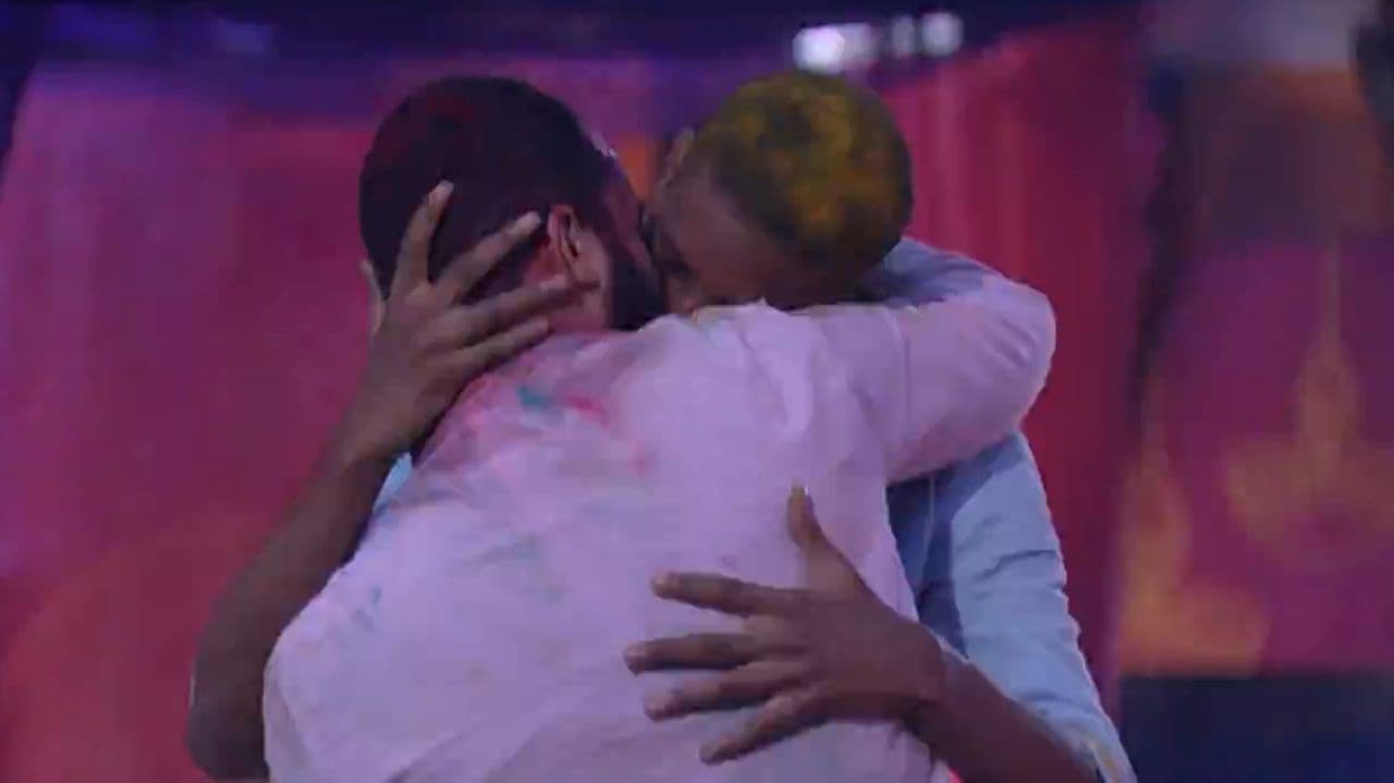 Lucas Penteado e Gilberto trocaram beijão no BBB21 (Foto: Reprodução)