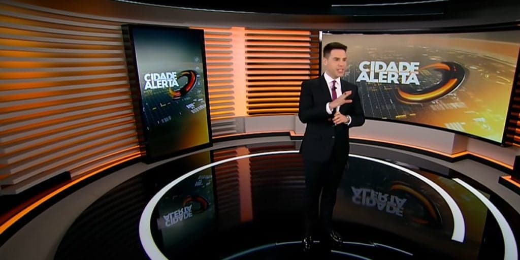 Luiz Bacci, ao vivo, anuncia execução de jovem em baile funk e mãe vai aos prantos ao ver filha morta: “Cruel”
