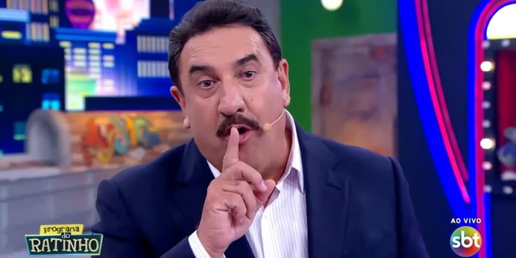 Ratinho perde o controle ao vivo, coloca apresentador do SBT contra parede e gera pânico: "Puxaram o meu tapete"