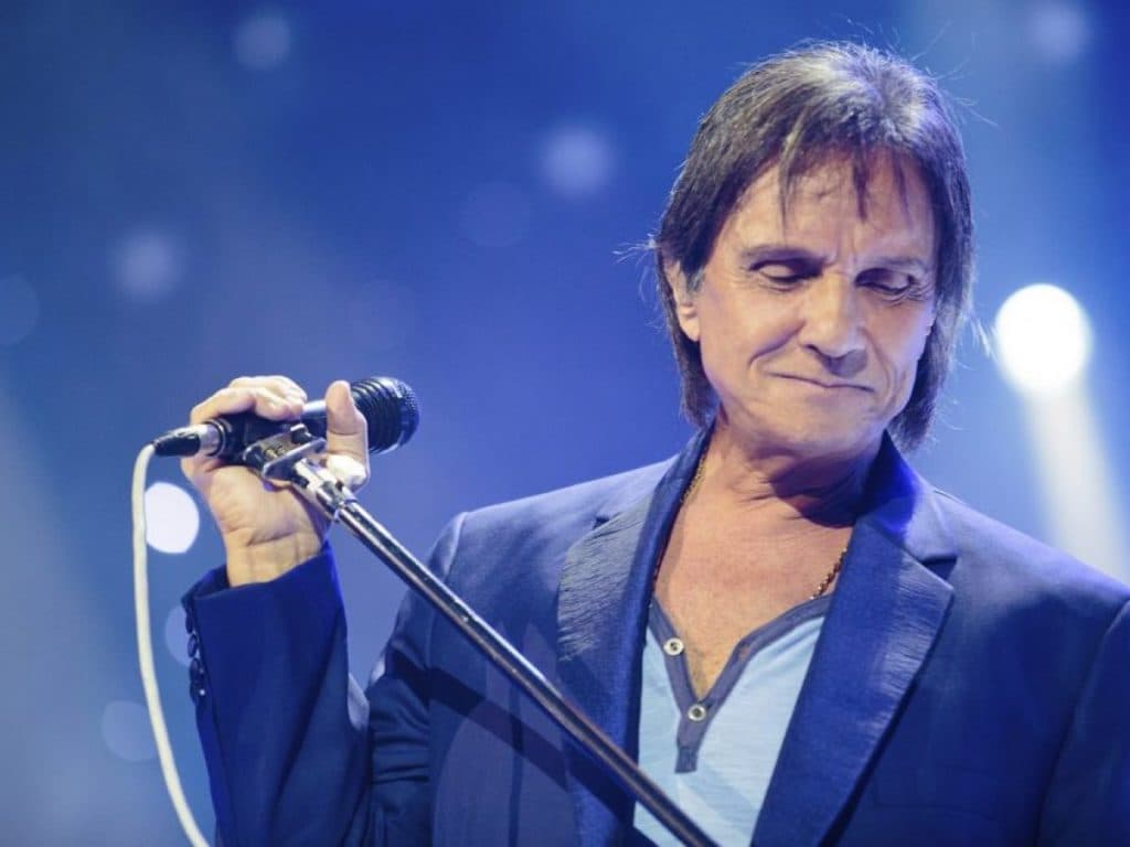 Roberto Carlos, após ter relação íntima exposta por cantor, expõe foto de parceiro e assume: "Parecidos"
