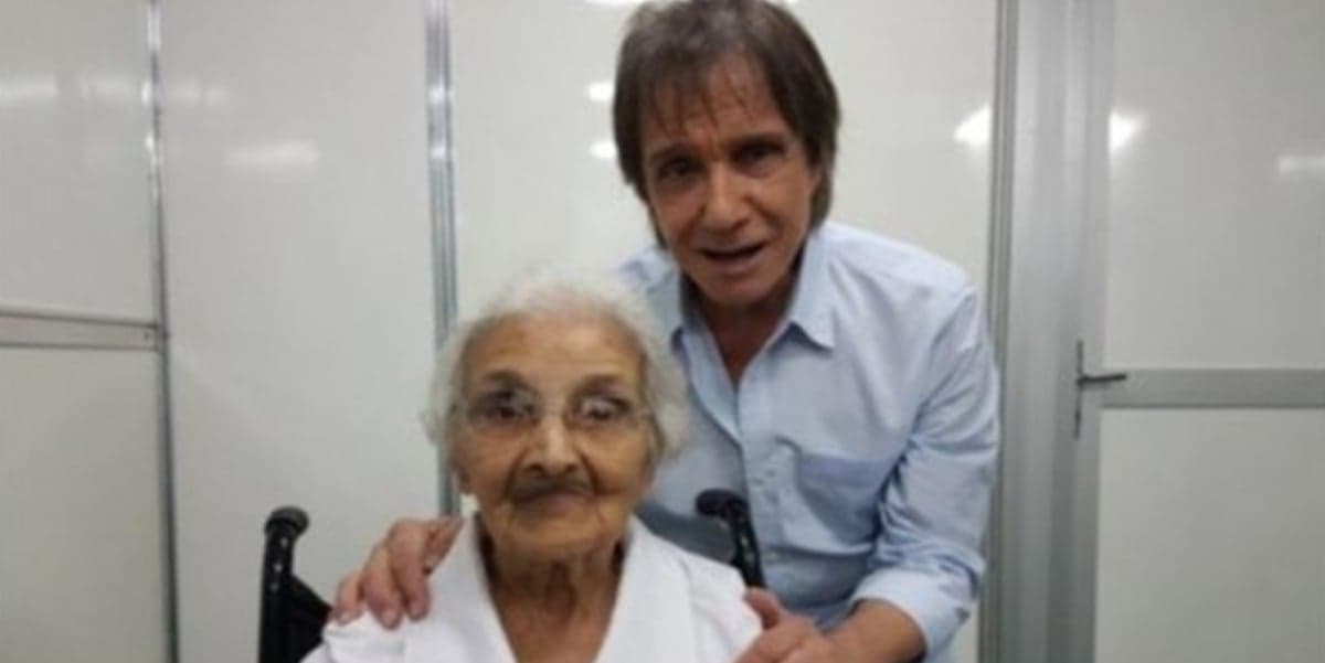 Roberto Carlos ao lado da irmã Fausta Ramos (Foto: Reprodução)