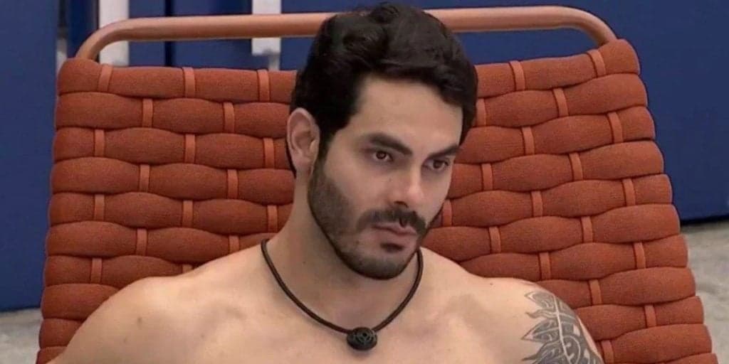 Rodolffo levanta o ânus no BBB21, ao lado de Caio, acende isqueiro para queimar e produção solta esporro urgente