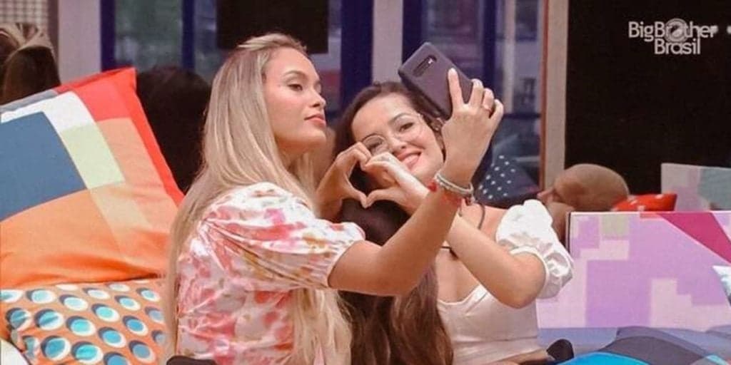 “BBB 21”: Juliette deixa os seios expostos ao trocar de roupa e Sarah fica babando enquanto assiste cena
