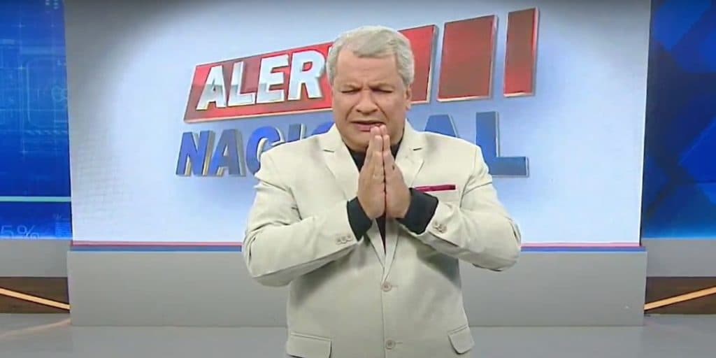 Sikêra Jr. é possuído ao vivo, levanta os braços, arranca roupas e começa a gritar loucamente: "Satanás"