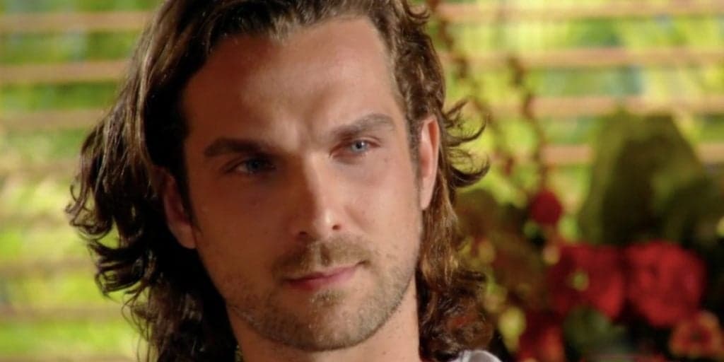 Flor do Caribe: Alberto invade casa de Ester, joga ex contra a parede e surta de vez: "Chega"