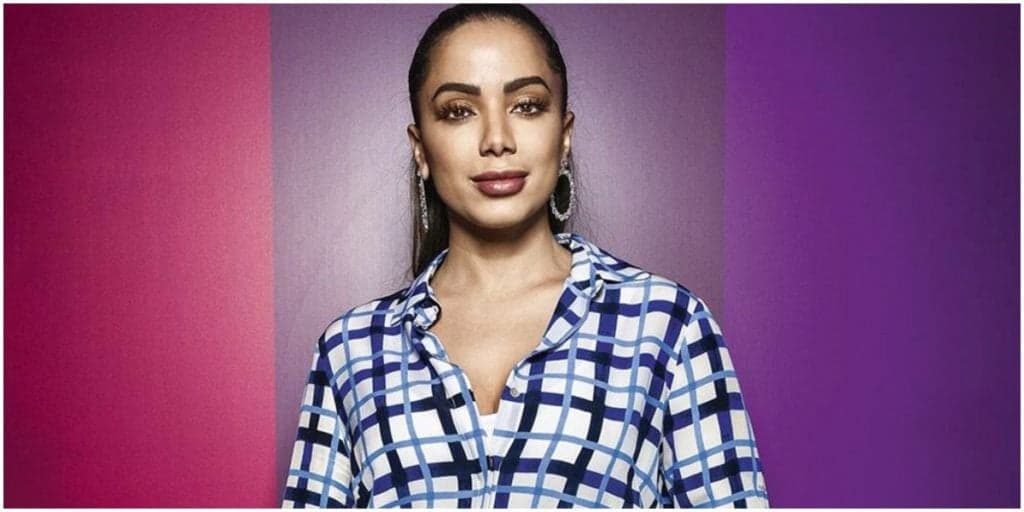 Anitta, após rebolar com bumbum empinado e fazer tatuagem no ânus, surge com biquíni fino e partes vazam: "Depiladinha"