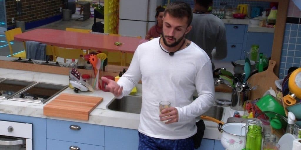 BBB21: Arthur protagoniza climão com Carla Diaz e romance é anunciado: "Ela é incrível"