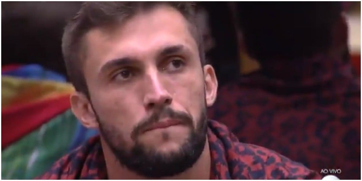 Arthur confessou seu medo no romance com Carla Diaz
