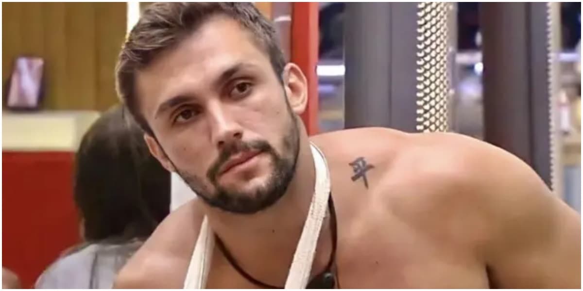 Arthur faz promessa se caso volte do paredão, na qual sua ida anunciada