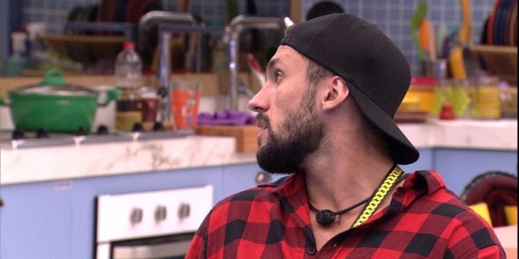 BBB21: Arthur debocha da classe LGBT, imita travesti e leva invertida de Karol: "Problema"