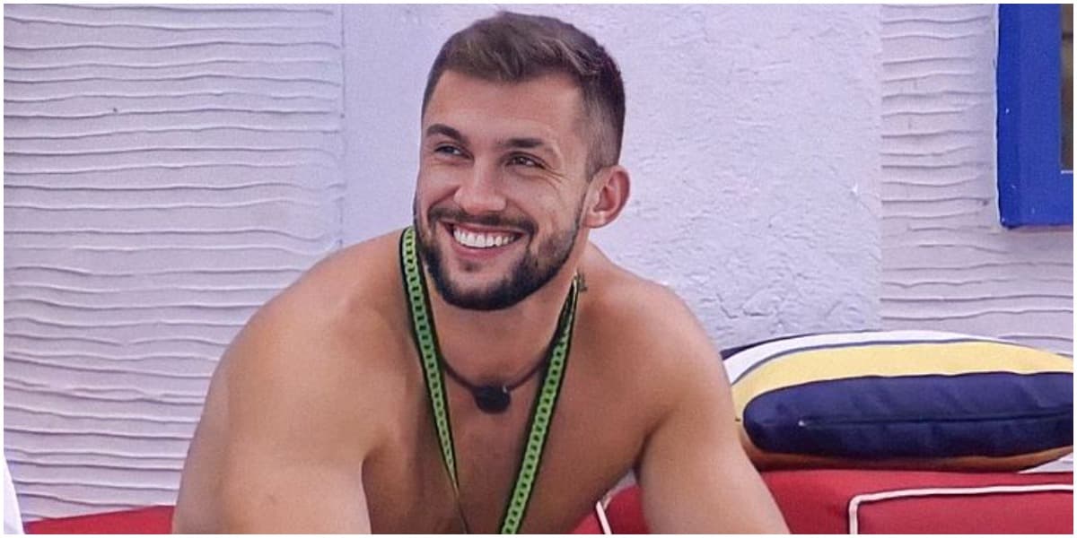 Arthur chama lucas de encosto em uma conversa com Carla Diaz