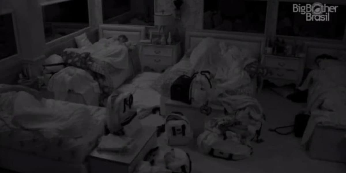 Arthur e Carla movimentam edredom no BBB21 (Foto: Reprodução)