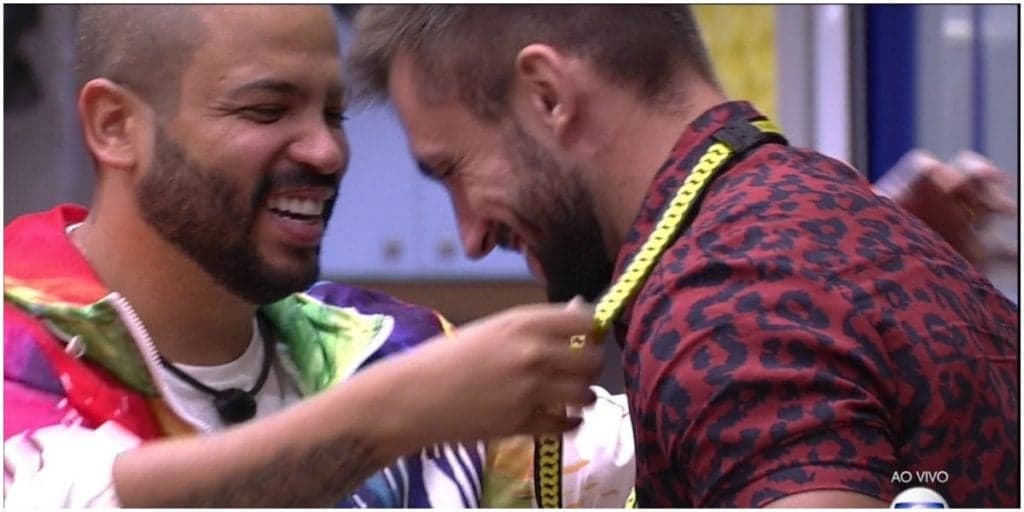 Arthur ignora Carla no BBB21, ameaça beijão em Projota e fãs comentam: "Que casal"