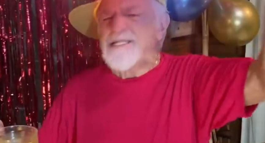 Após vacina, Ary Fontoura aos 88 anos surge em "baile de carnaval" e deixa público espantado