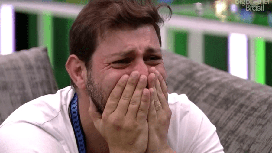 BBB21: Anjo pela terceira semana consecutiva, Caio vai aos prantos ao rever família: “Amor, você estava maravilhosa”