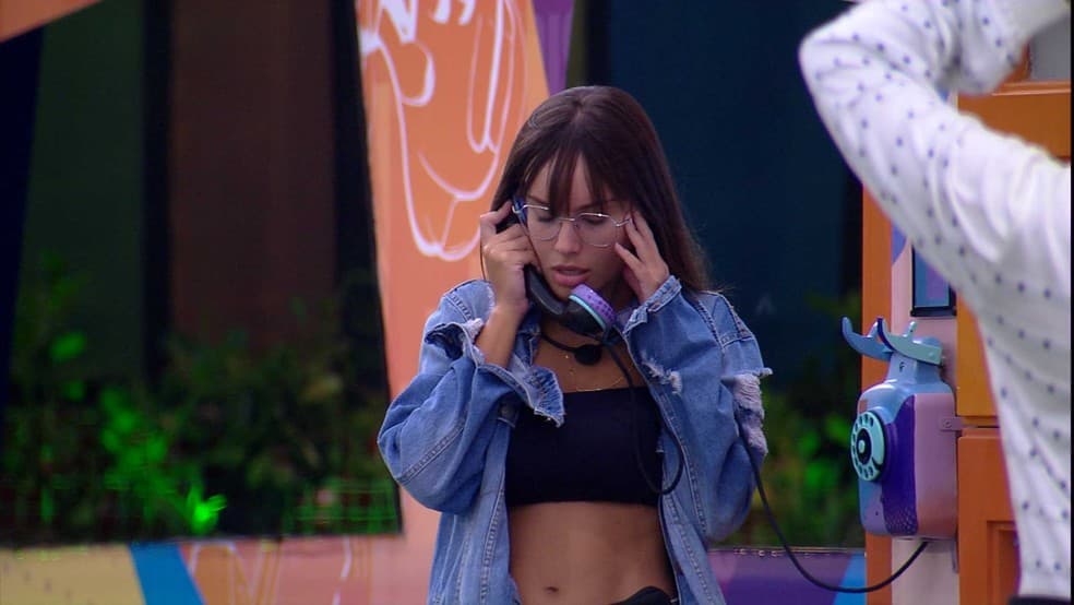 BBB21: Thaís atende ao Big Fone, se salva do Paredão, indica Juliette e enterra Karol Conká de vez