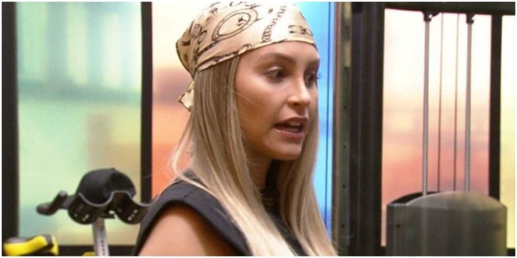 Carla se revolta com fedor no BBB21, aponta culpado e brother se revolta: "Cara sujo"