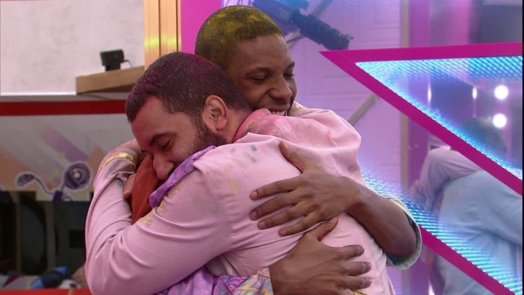 Gil diz estar apaixonado por Lucas após beijo, guarda camiseta para cheirar e Karol Conká confirma: "Saudade"