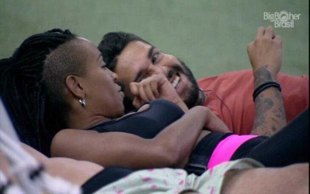 BBB21: Mãe de Arcrebiano não se segura e reza para ele se afastar de Karol Conká: 'Liberta meu filho'