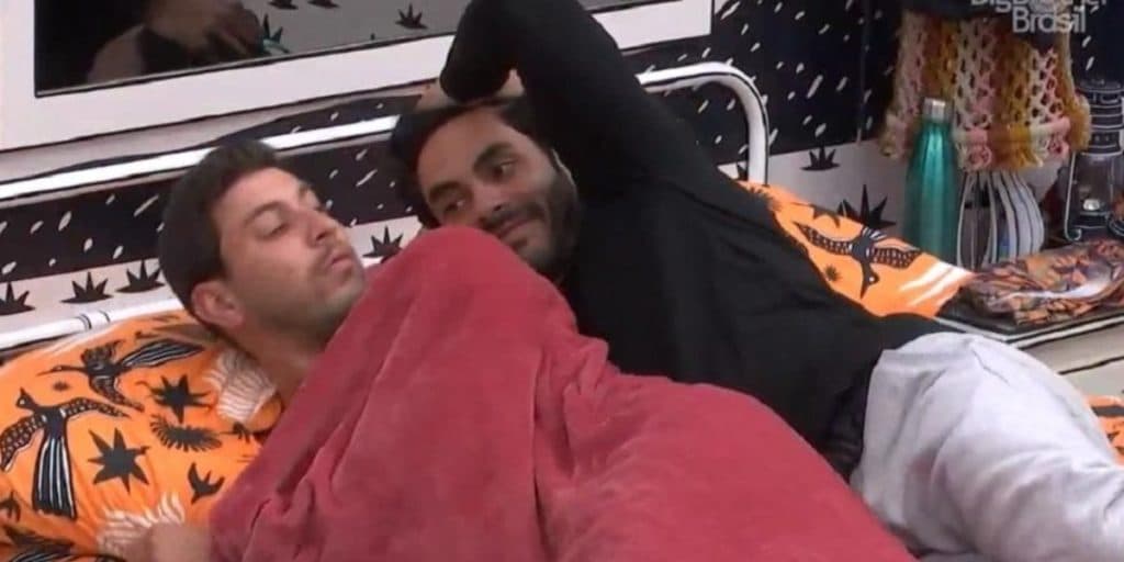 Rodolffo encaixa em Caio no BBB21, faz conchinha para dormir e situação explode de vez: "Te quebro no pau"