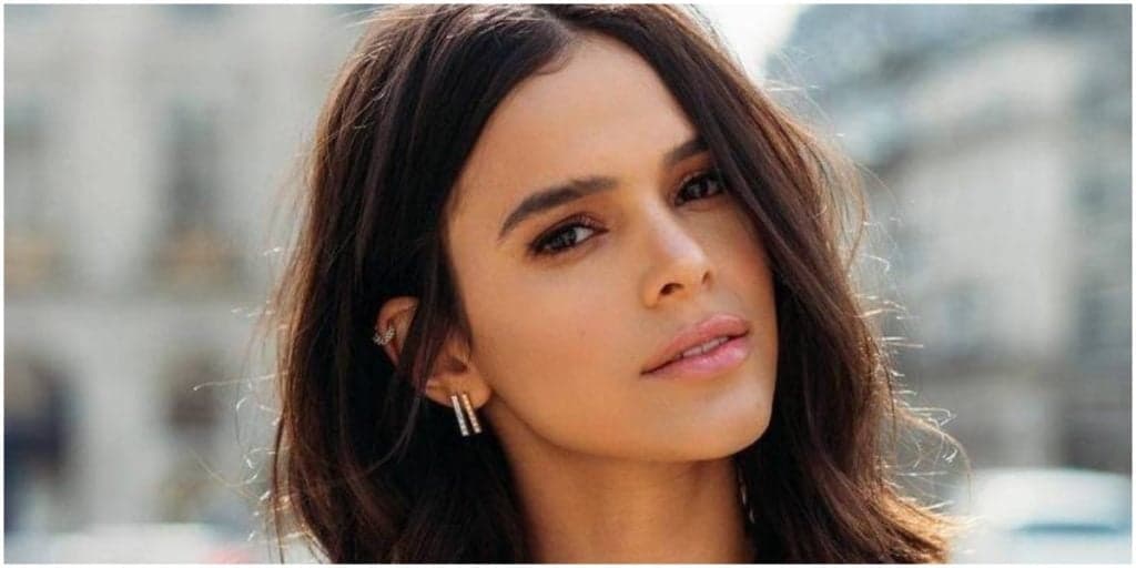 Bruna Marquezine rebate críticas após viajar durante internação do pai: "Já tava pago"