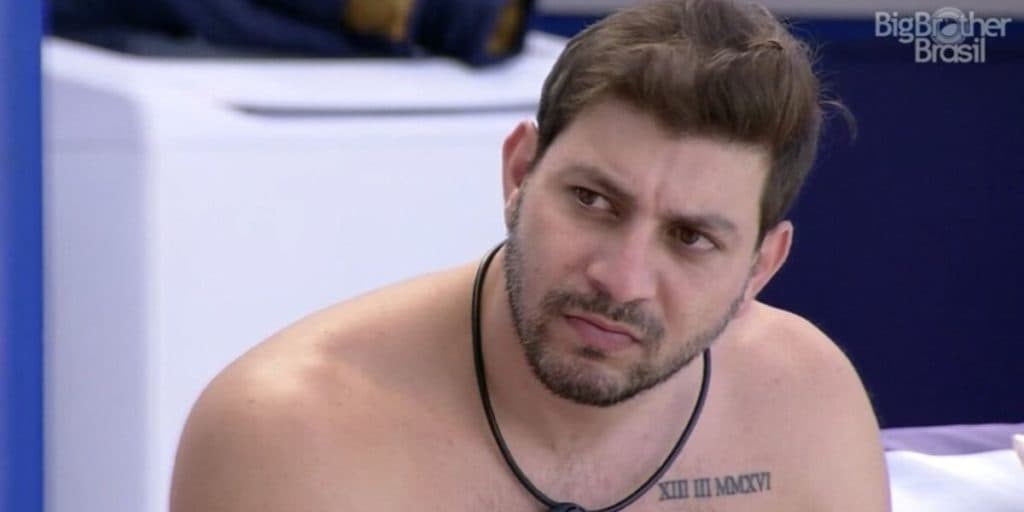 BBB21: Caio faz jogo duplo, trai Projota e Gil na cara dura e é massacrado após ser descoberto: "Sem noção"