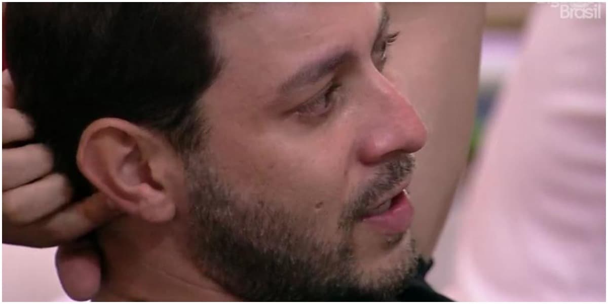 Caio expôs machucado grave durante a prova do líder do BBB21 (Foto: Reprodução)