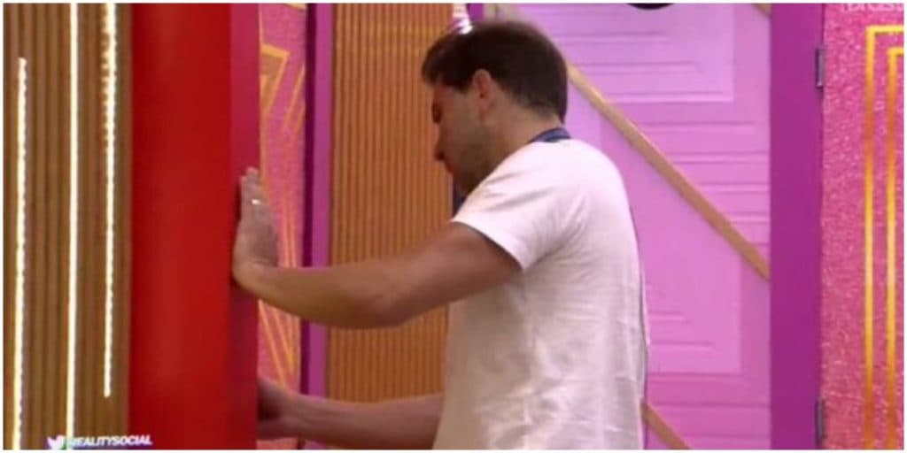 Caio arruma as coisas para sair do BBB21, bate botão do confessionário e dispara: "Não aguento"