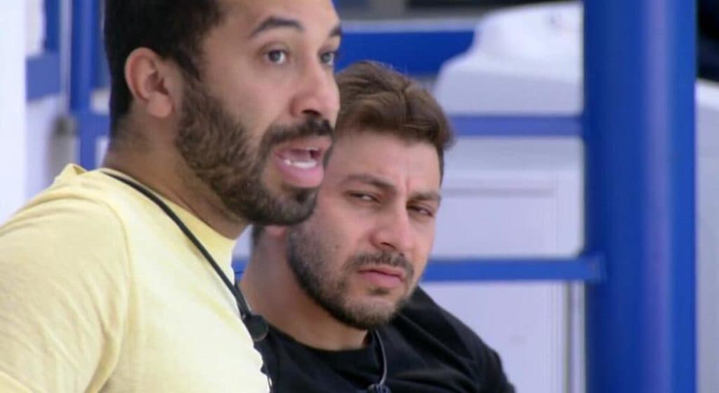BBB21: Caio arma barraco contra Gil, gritaria toma conta e ele detona furioso: "Você tem maldade"