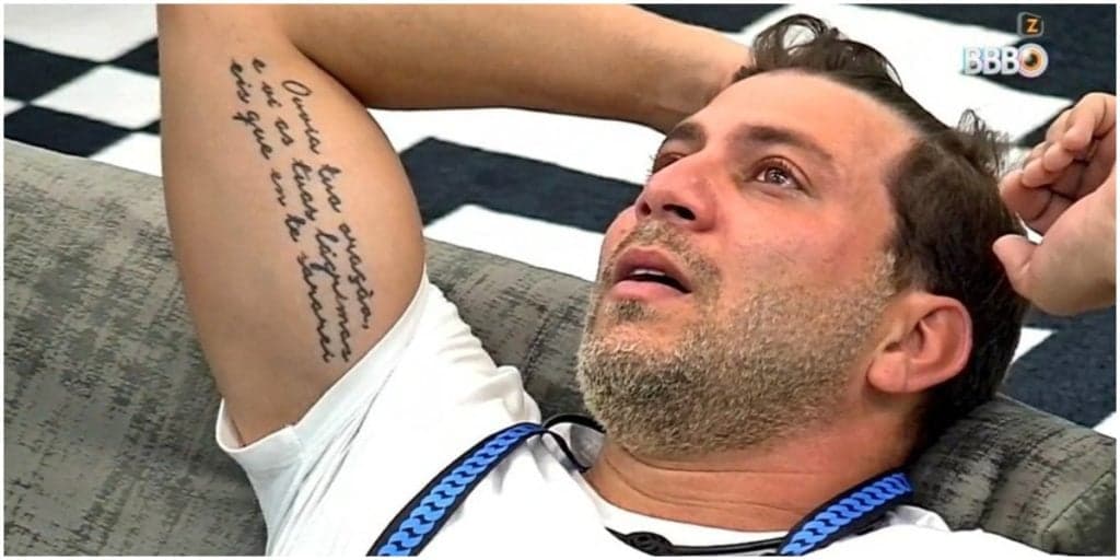 Caio desmorona no chão no banho, é flagrado de cueca jogado no BBB21 e revolta é gritante aqui fora: "Absurdo"