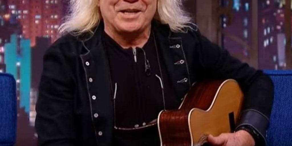 Cantor larga carreira de sucesso, se vira para sobreviver e inicia venda de frango: "Não tenho grana"