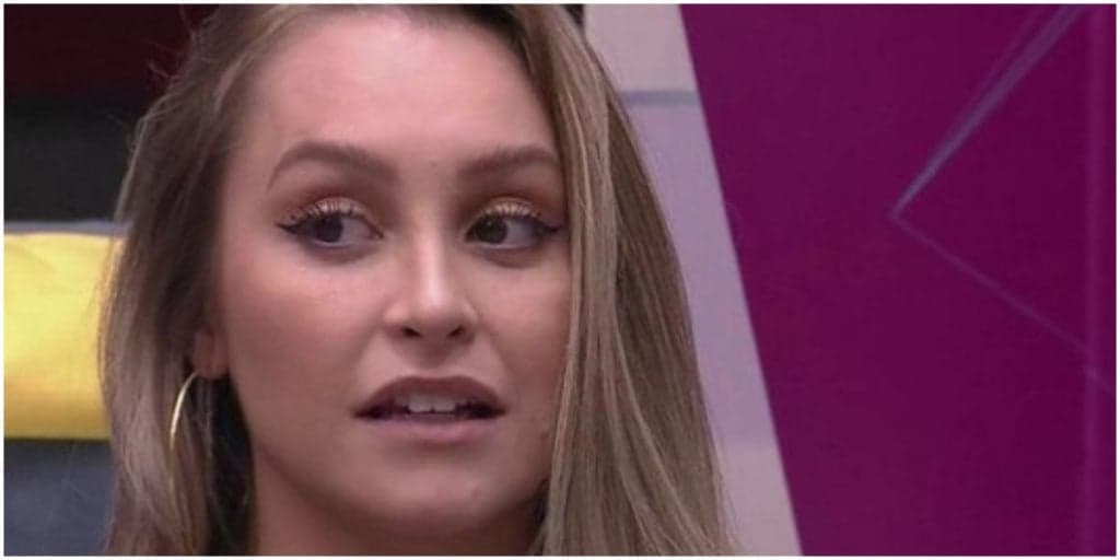 Carla Diaz dorme com boneco de Arthur no BBB21 e é esculachada como esquisita: "Que merda é essa?"