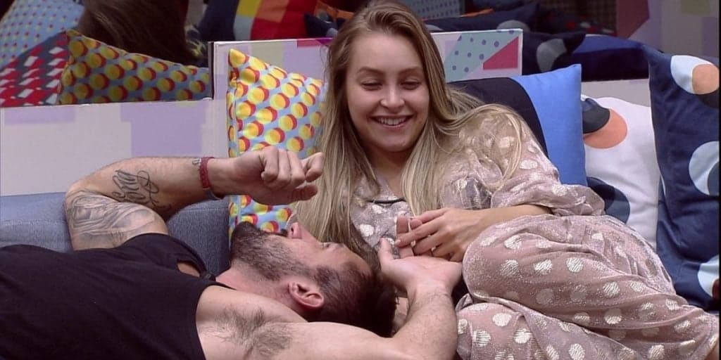 BBB21: Carla Diaz, após movimentar edredom com Arthur, escancara verdade e confessa: "Quero o dia inteiro"