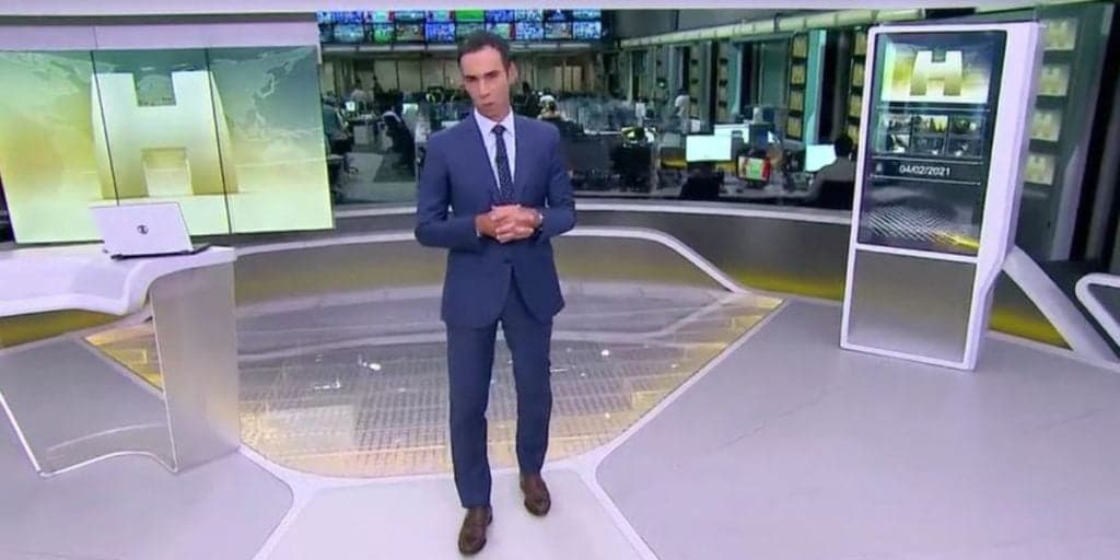 Cesar Tralli inicia Jornal Hoje com pressa, anda para trás ao vivo no estúdio e se vê obrigado a dizer: "É crítica"