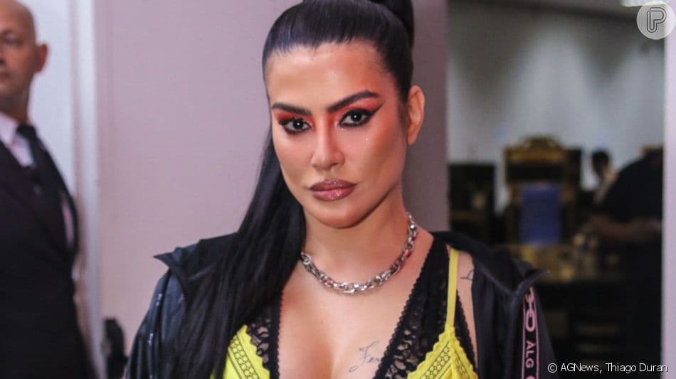 Cleo é flagrada chupando dentro de carro, foto ousada de parte íntima é exposta e detona: "Fiquei até sem ar"