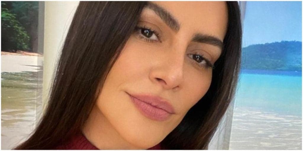 Cleo Pires, com biquíni sexy cavadíssimo, deixa parte íntima pequena marcada: "molhadinha"