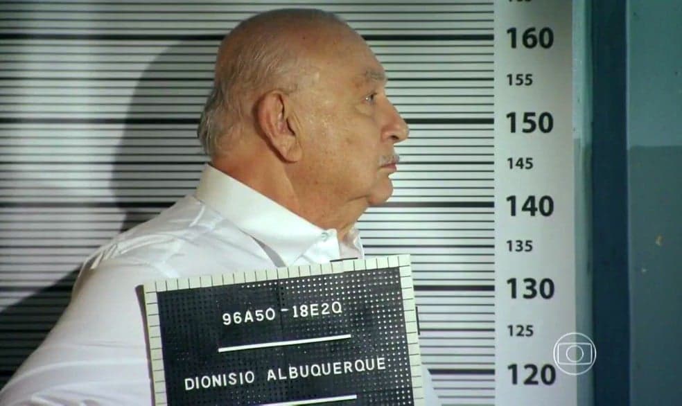 Flor do Caribe: Dionísio é apunhalado pelas costas, sofre impacto e é preso
