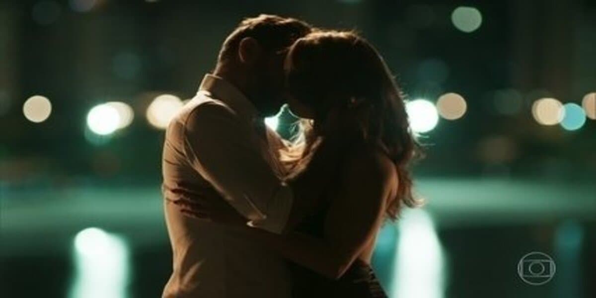 Bibi beija Caio em final da novela das nove