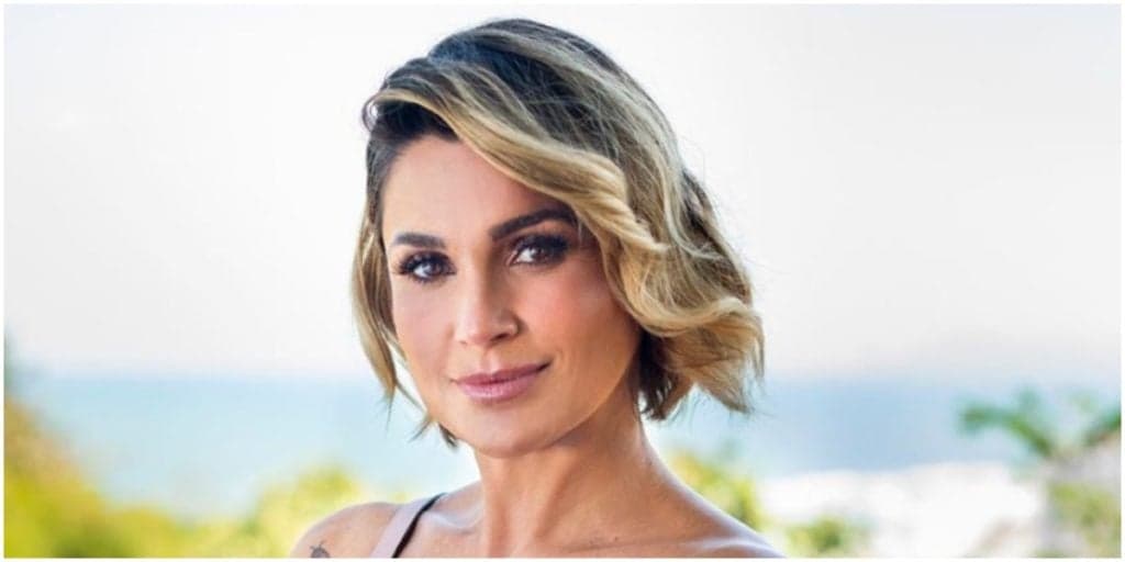 Flávia Alessandra abusa em tomara que caia, expõe decotando exibindo tudo e seios saltam: "Turbinada"