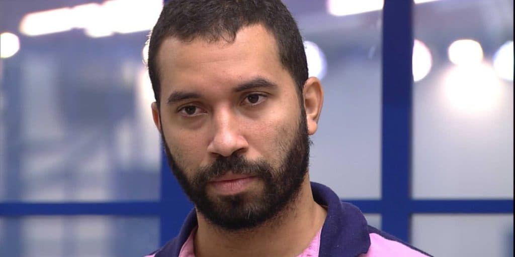 BBB21: Gilberto coloca a mão no fogo por Lumena, inocenta a psicóloga e leva invertida: "Ingênuo"