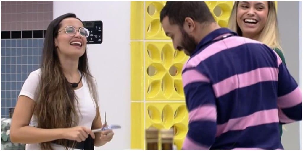 Juliette dá de cara com Gilberto pelado no BBB21, entra em choque e dispara: "Que pintão"