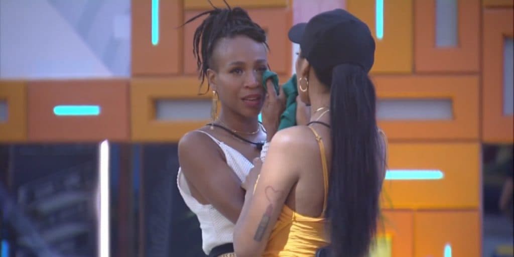 BBB21: Karol Conká relembra tretas no reality, se arrepende e chora feito criança: "Pessoa má"