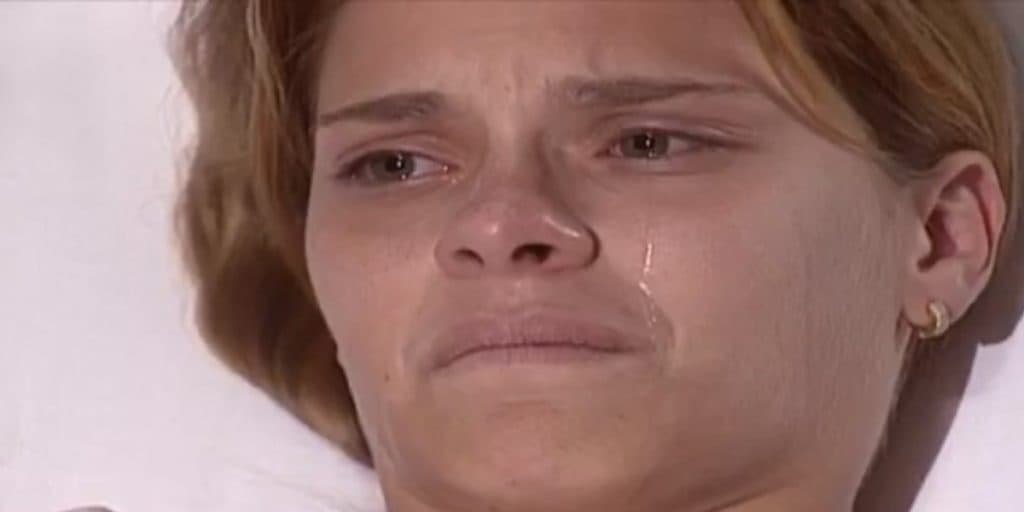 Laços de Família: Internada, Camila recebe pior notícia do mundo, perde o chão e desaba
