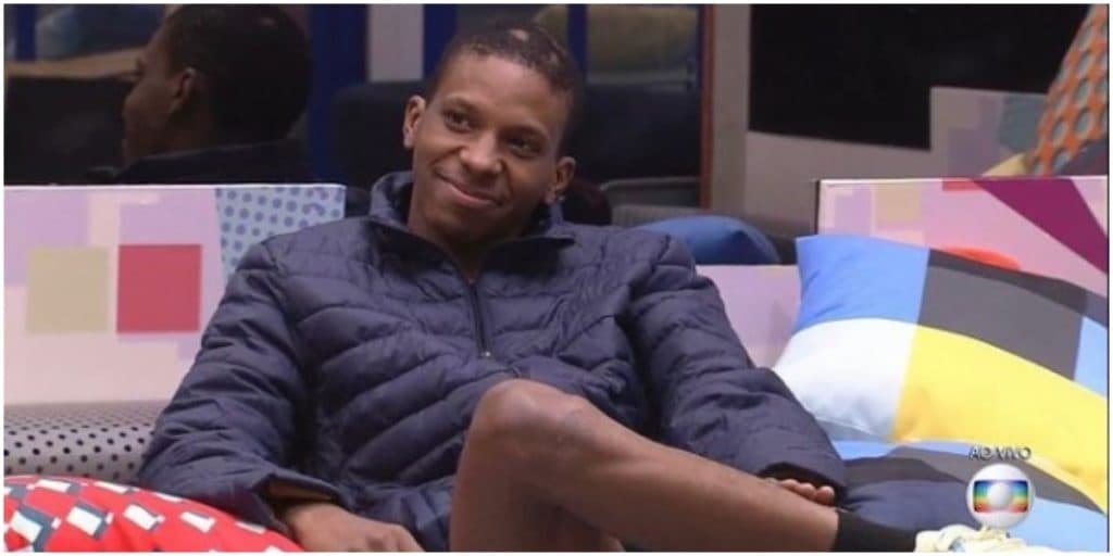 Lucas, após beijo gay e desistência do BBB21, chega ovacionado em aeroporto e gritaria toma conta: "Deus é bom"