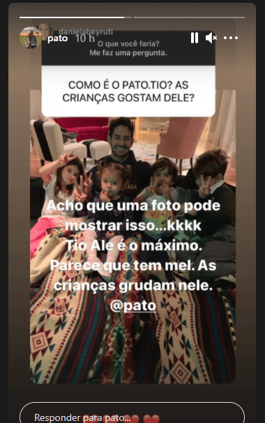 Pato posa rodeado de crianças e cunhada brinca sobre ele se dá bem com os pequenos (Foto: Reprodução)