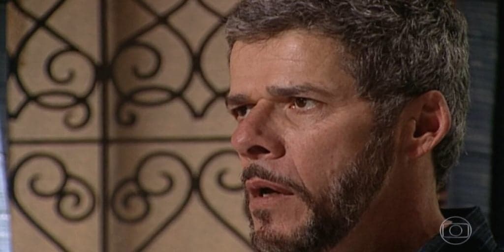 Laços de Família - Culpada, Helena revela segredo para Pedro e sentencia cura: "Vou ter um filho"