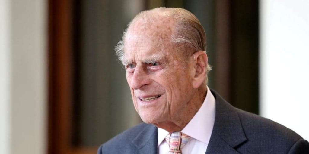 Urgente! Príncipe Philip, esposo de Elizabeth II, é internado às pressas e estado preocupa: "Mal"