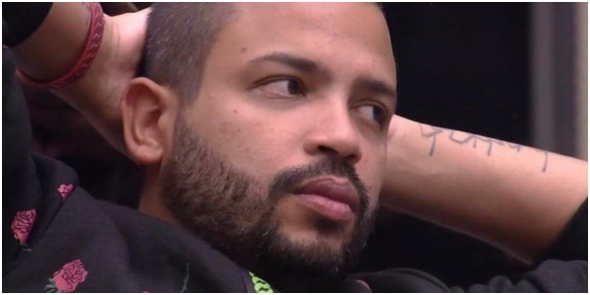 Projota é criticado por internautas após vídeo publicado dele dando tapa na mão de fã