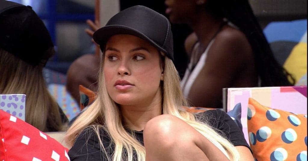 Sarah leva esporro de Tiago Leifert no confessionário, é sabotada e detona no BBB21: "Boninho, você me paga"