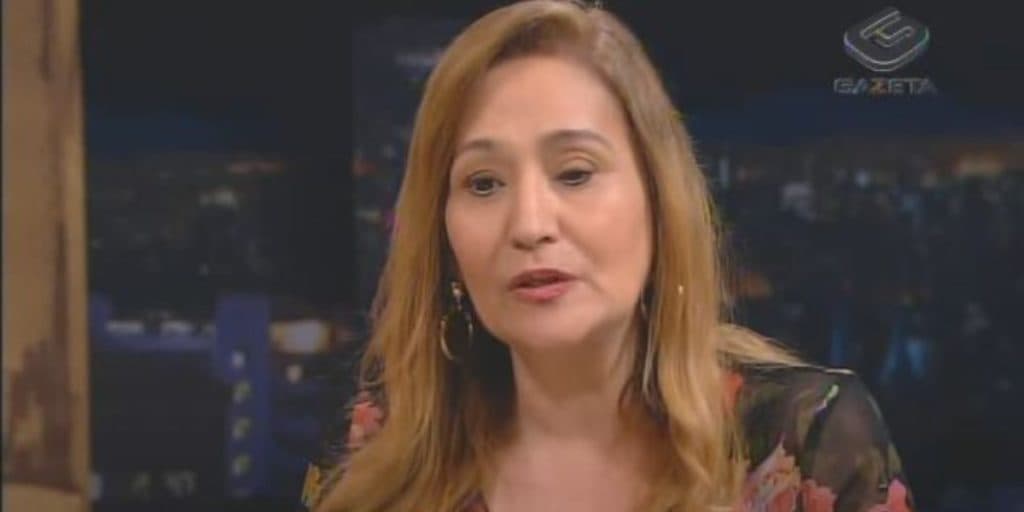 Sonia Abrão faz vídeo da mãe de 79 anos, enfermeiros agarram braço e apresentadora rasga gritaria: "Rumo"